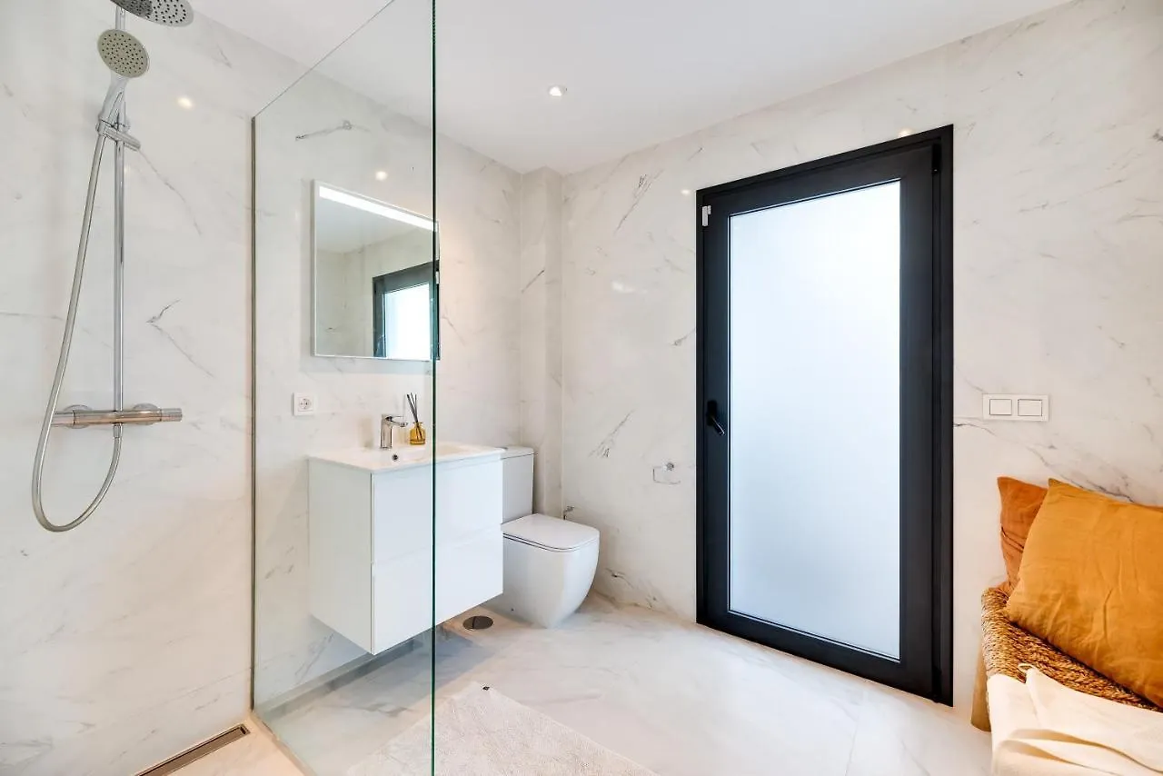 Top Renovated 4Bdrm Luxury Villa - Frontline Golf 埃斯特波纳 0*,  西班牙